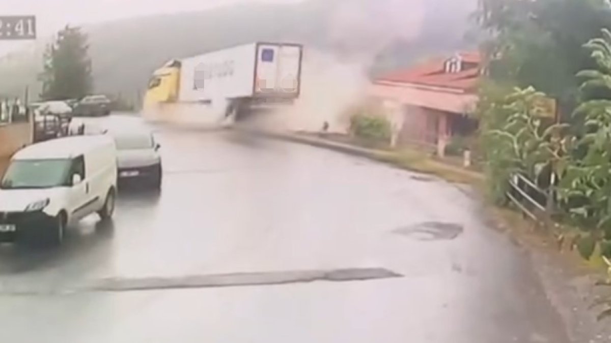 Sarıyer'de faciadan dönüldü: TIR, çocuk parkının üzerindeki yola devrildi
