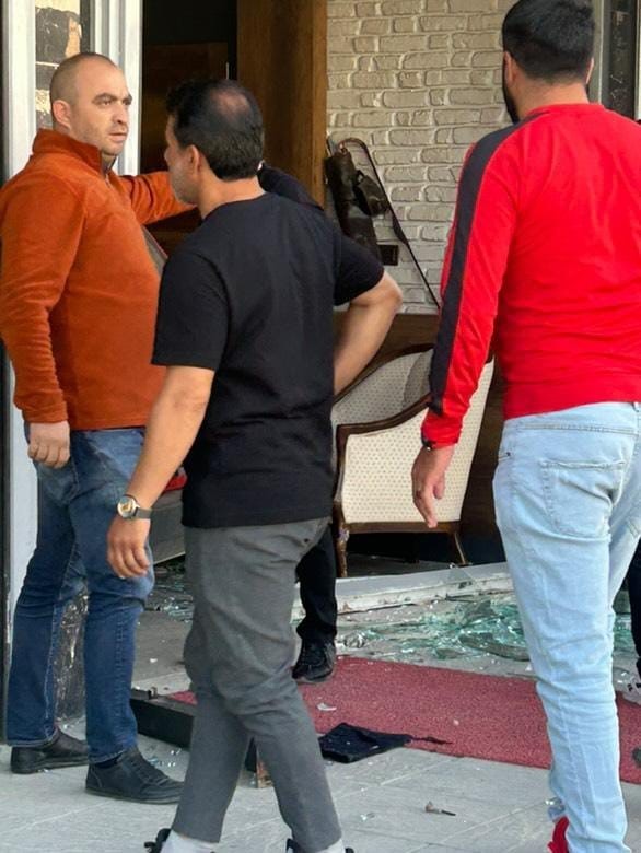 Alkollü sürücü dükkana daldı