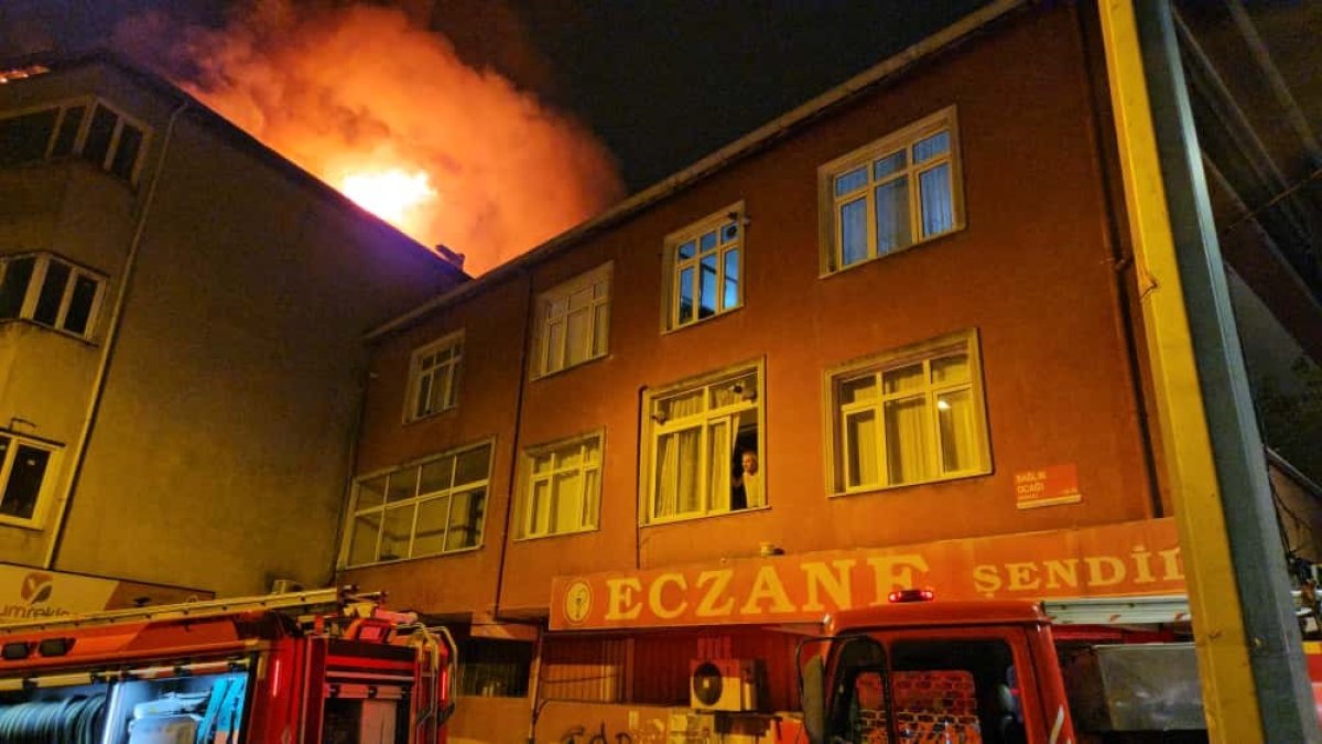 Beyoğlu'nda 4 katlı binanın çatısı alev aldı: Vatandaşlar tahliye edildi