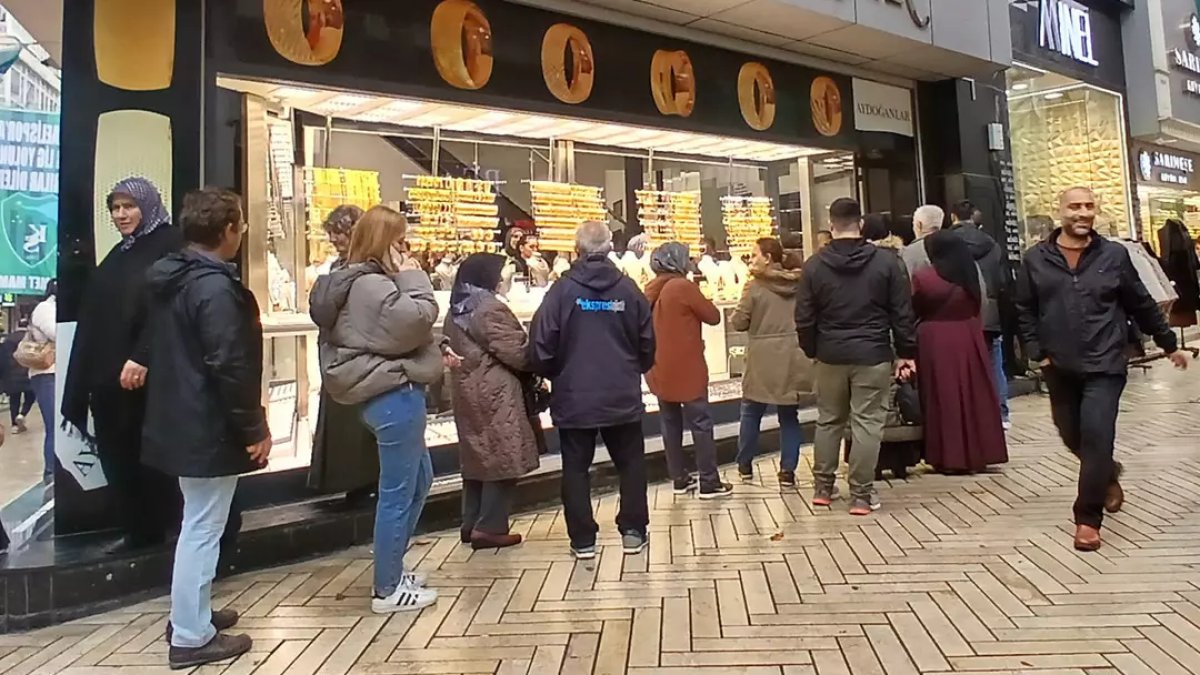 Kuyumcu önlerinde kuyruklar oluştu! Talep patladı, piyasalar kilitlendi