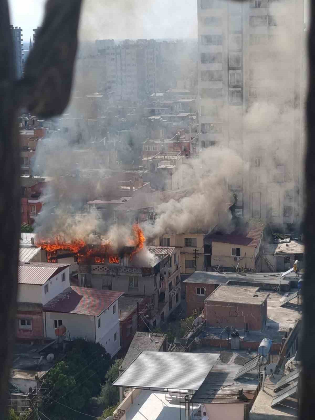 Adana'da 3 katlı ev yandı