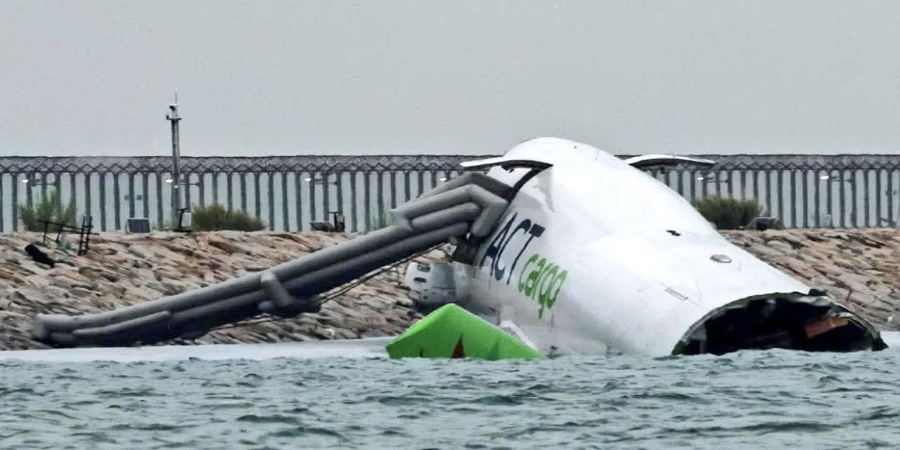 Türk şirketine ait uçak Hong Kong’da pistten çıkıp denize sürüklendi: 2 kişi hayatını kaybetti