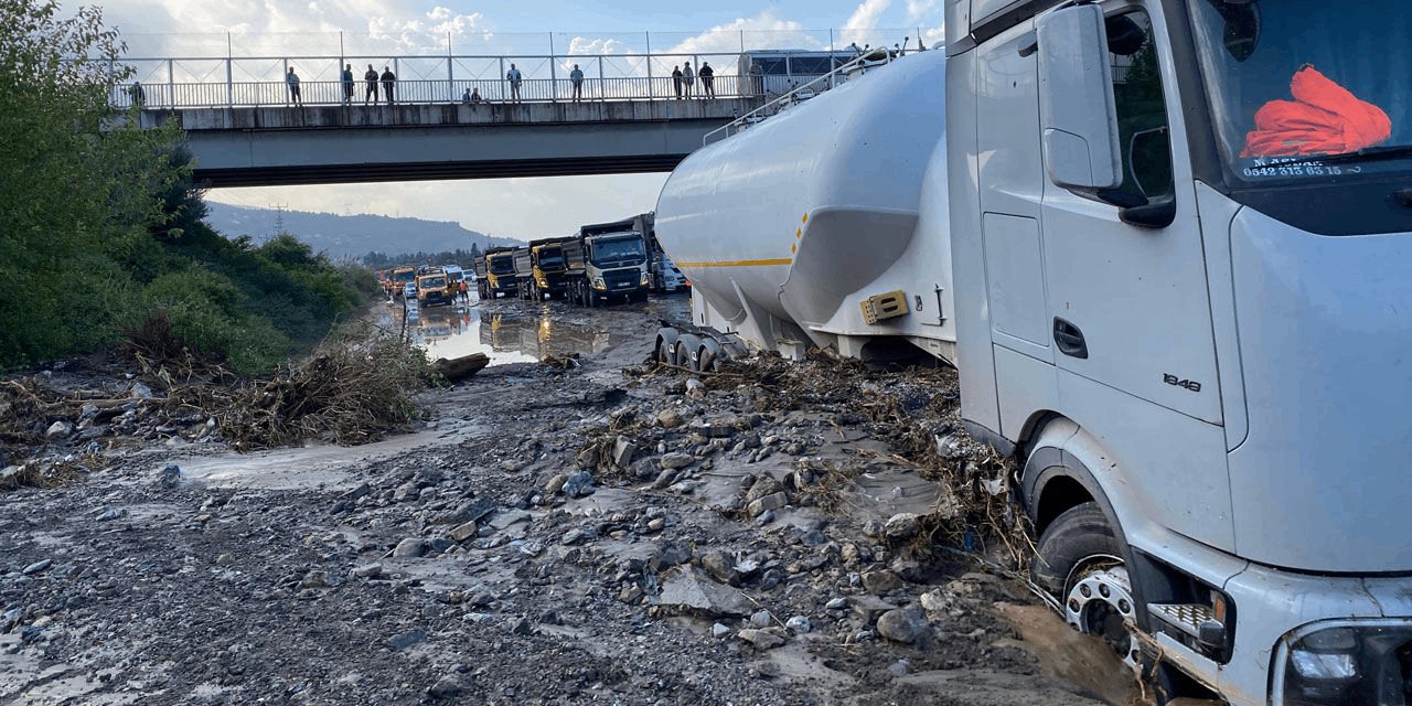 Hatay'da sağanak sonrası otoyol ulaşıma kapandı! Araçlar çamura saplandı
