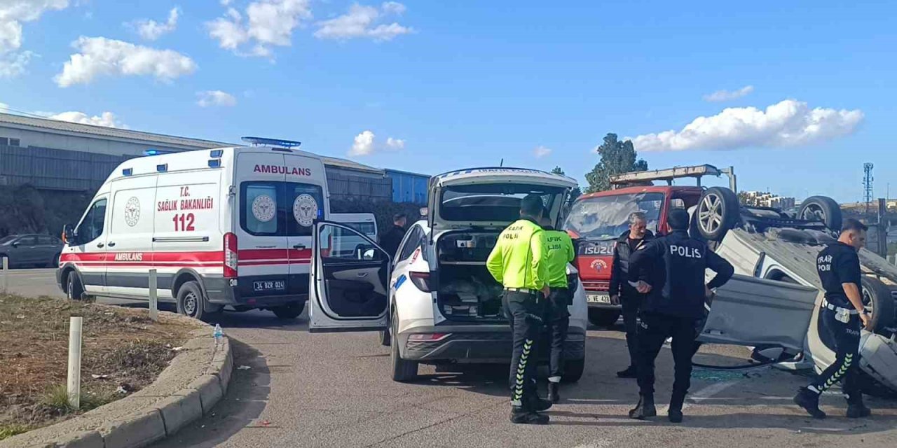 İstanbul'da feci kaza! Kamyonete çarparak takla attı