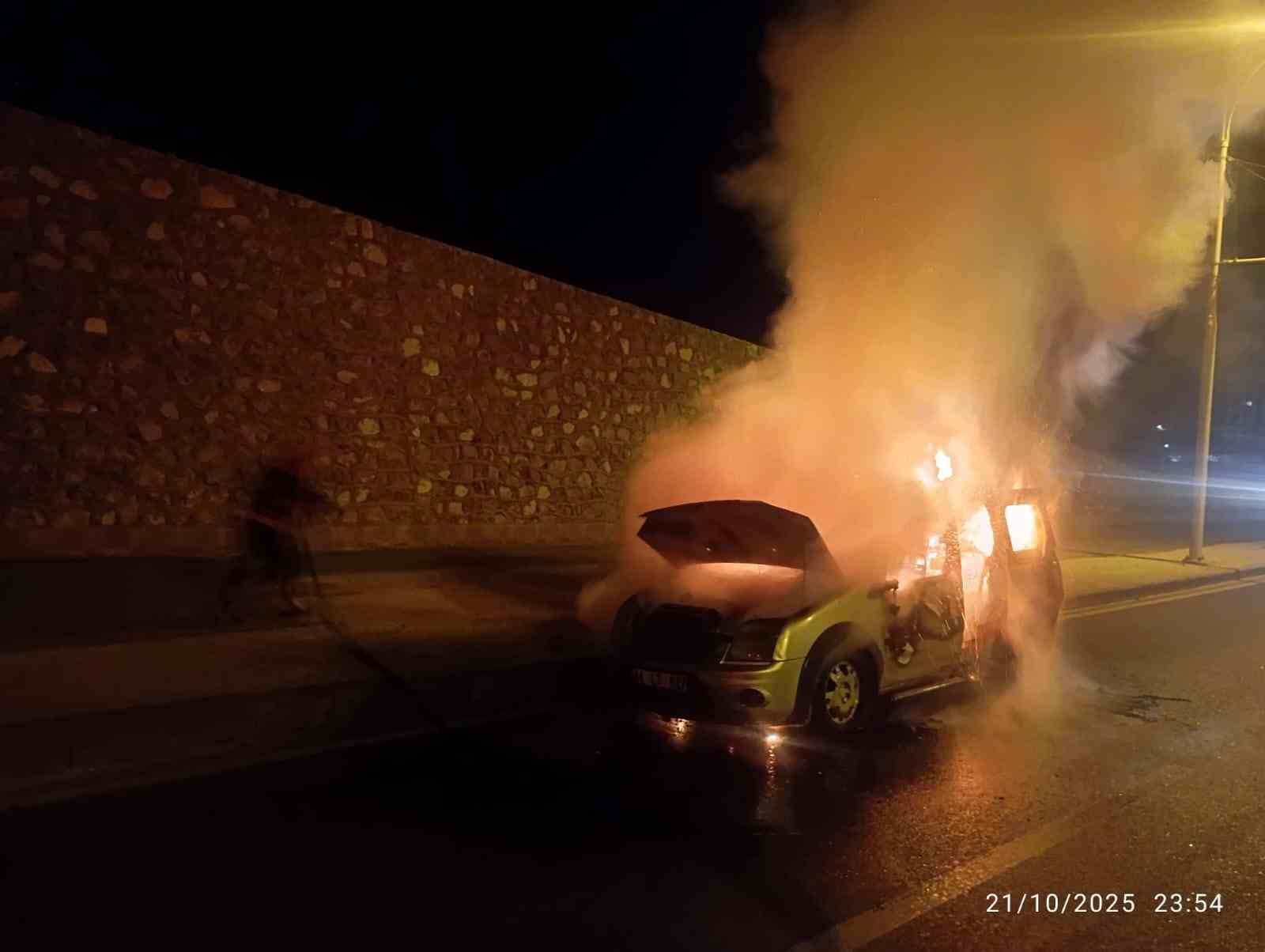 Seyir halindeki araç alev topuna döndü