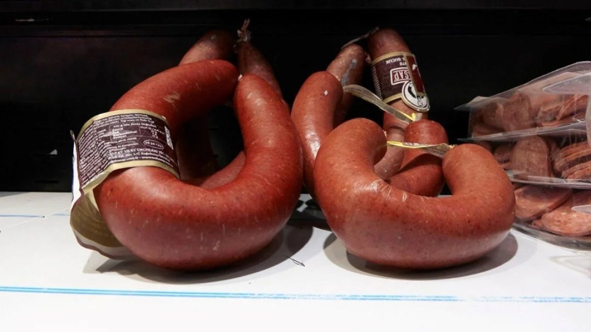 Markalar tek tek ifşa oldu: Dana sucuğu içinden neler çıktı