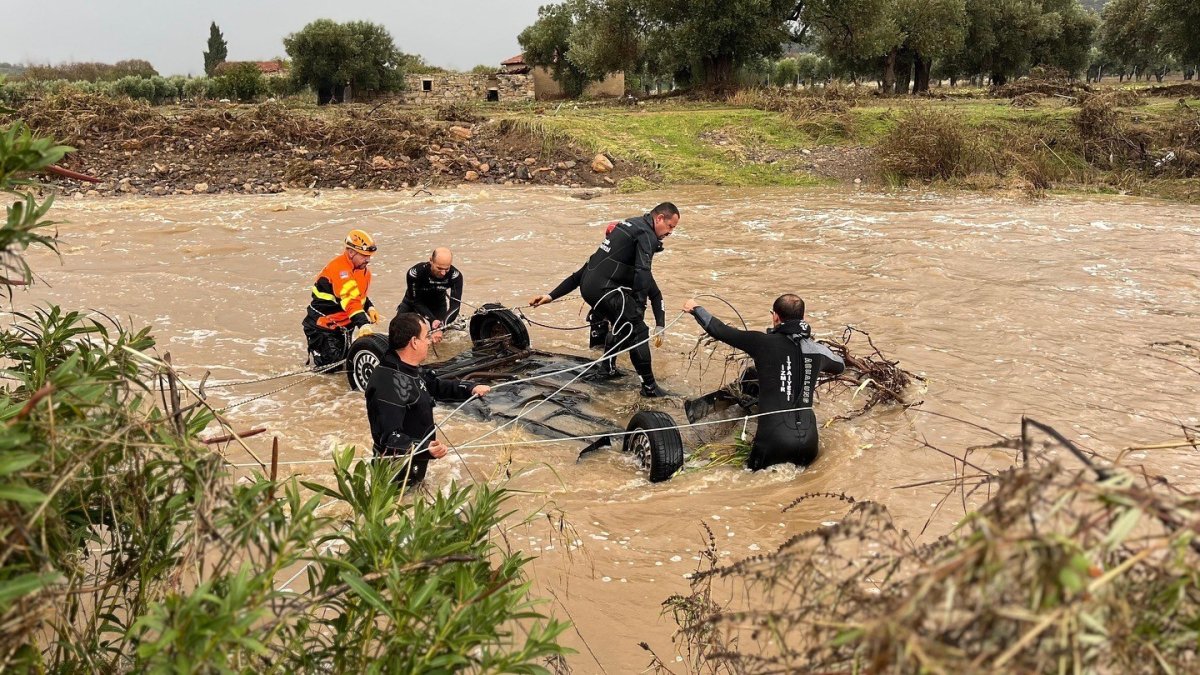 İzmir Foça sele teslim oldu: 1 kişi kayıp