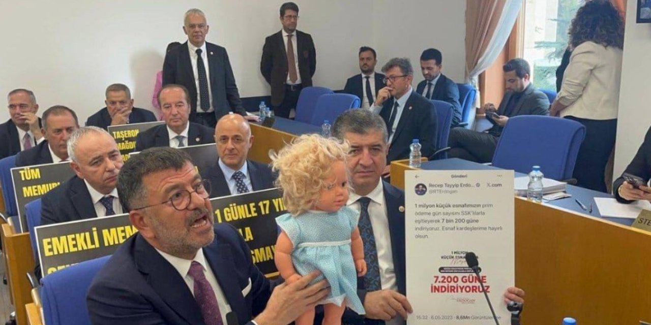 CHP'den bütçe protestosu: Oyuncak bebekle mesaj verdiler! Her bebek 151 bin lira borçla doğuyor