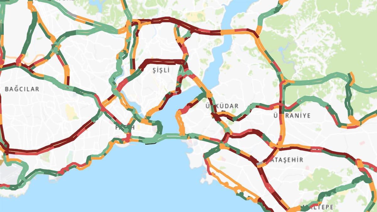 İstanbul'da yağmur trafiği kitledi