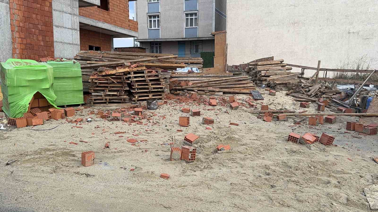 İstanbul Arnavutköy'de fırtına! Çatılar uçtu