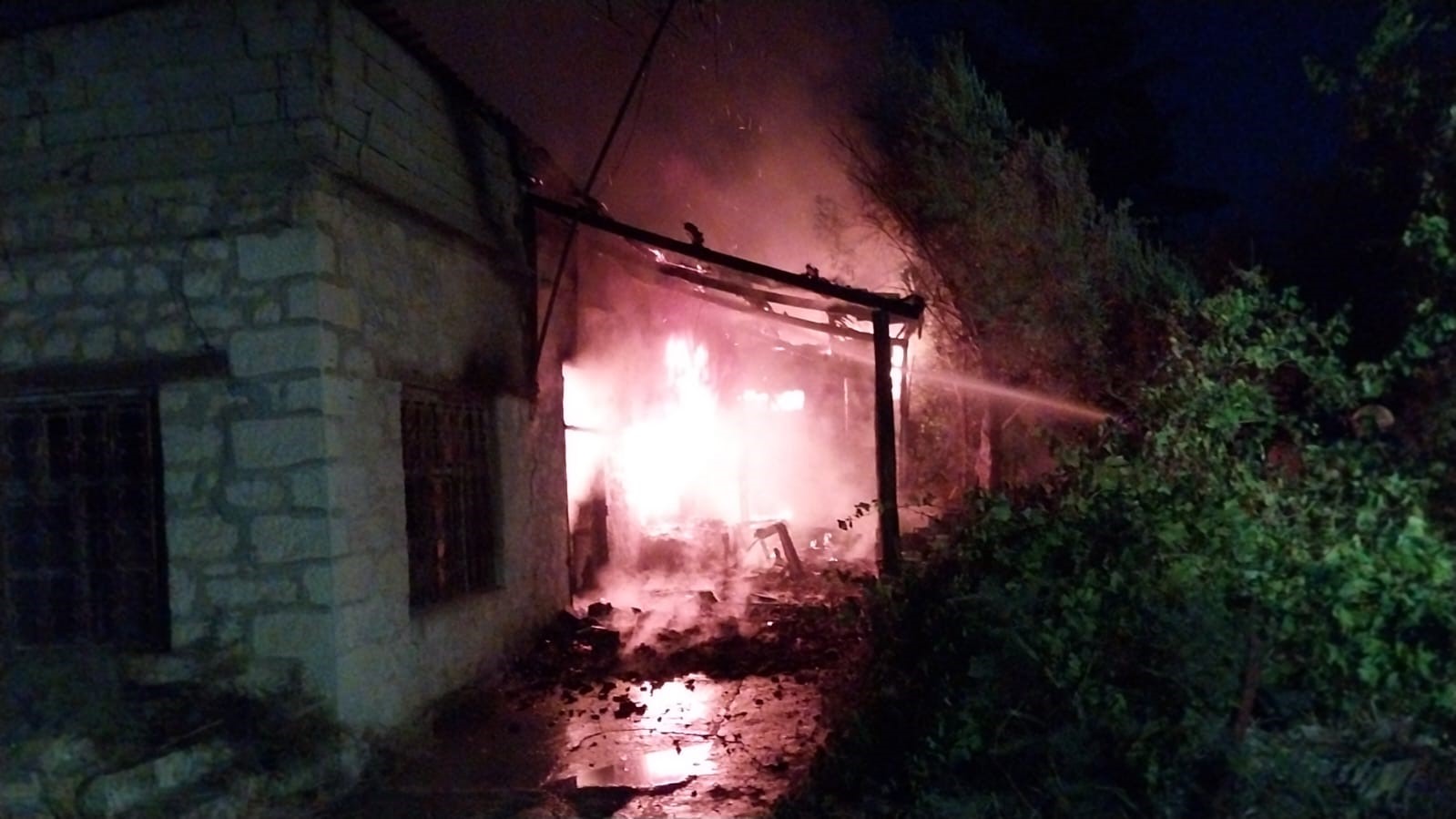 Müstakil ev alev topuna döndü