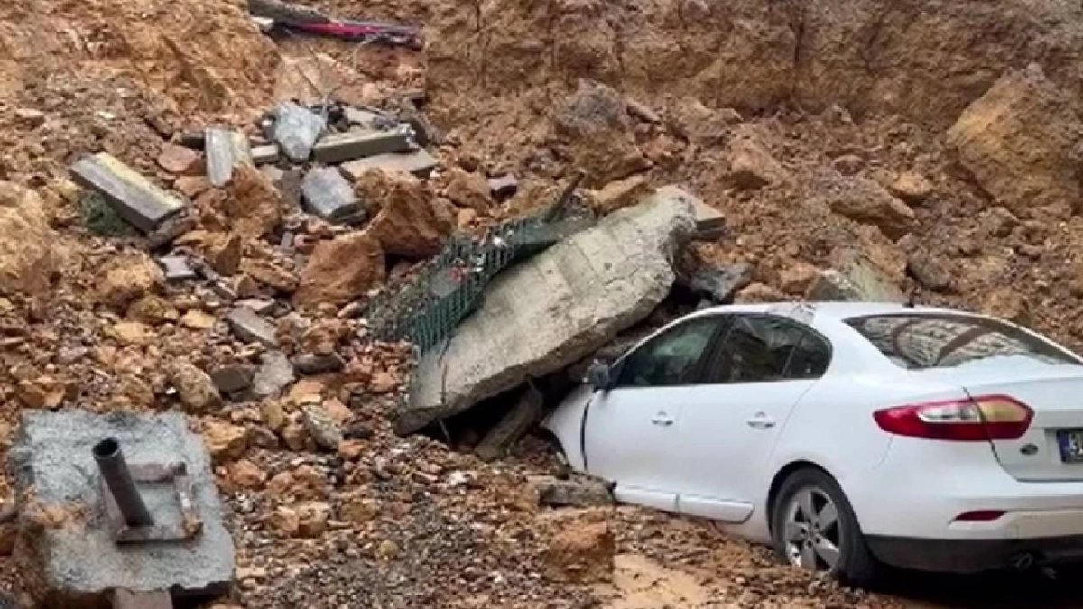 Maltepe'de istinat duvarı çöktü: Araçlar enkaz altında kaldı