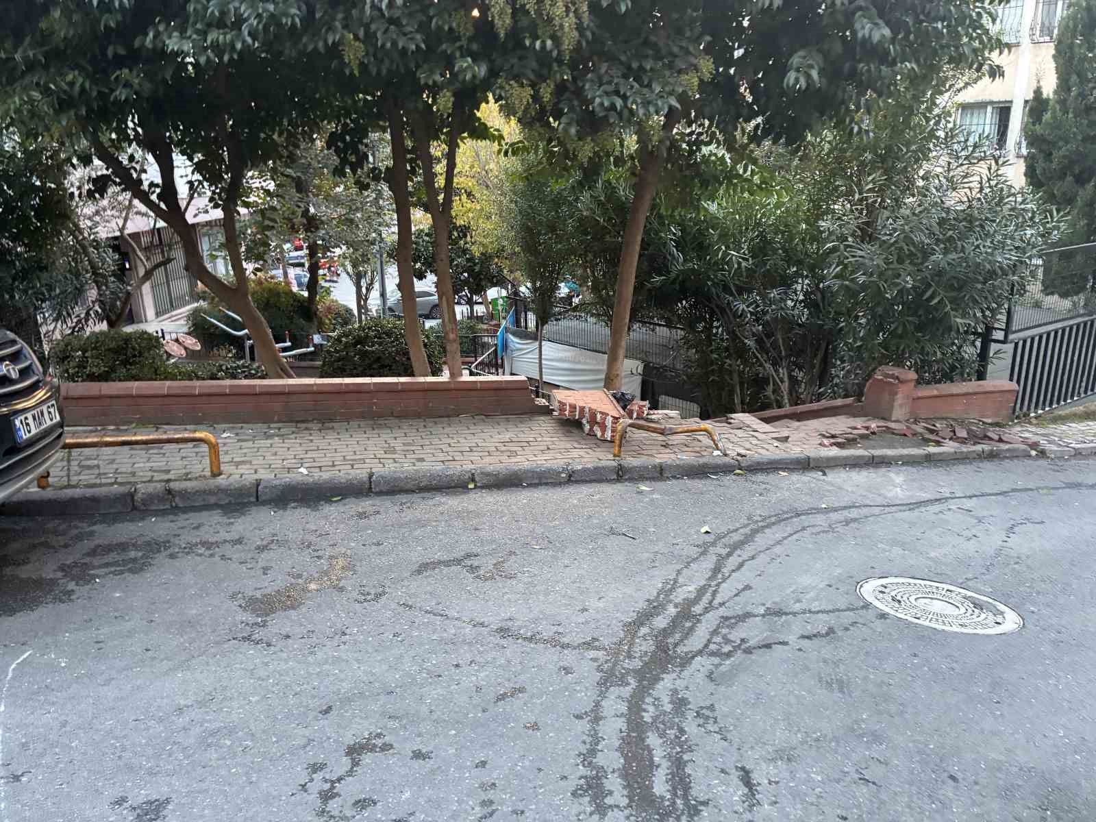 Kontrolden çıkan otomobil duvara çarptı