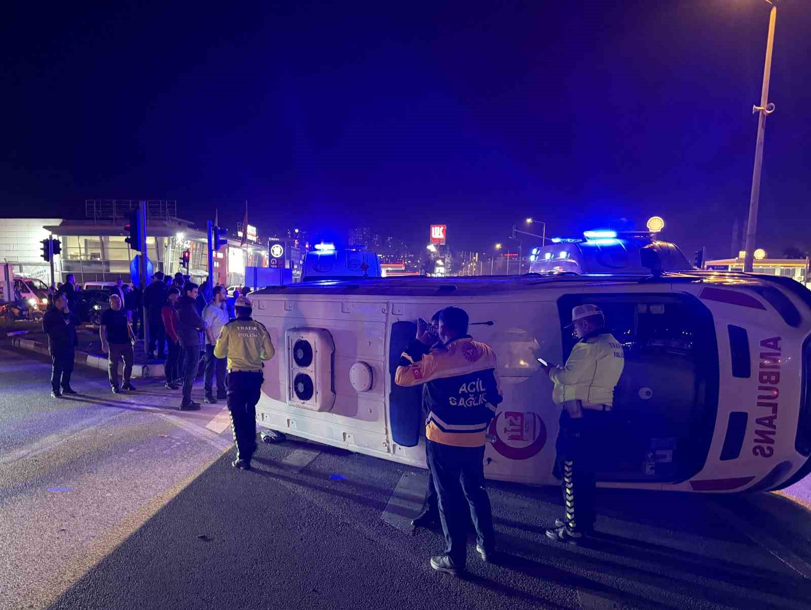 Cip ile ambulans çarpıştı: Yaralılar var