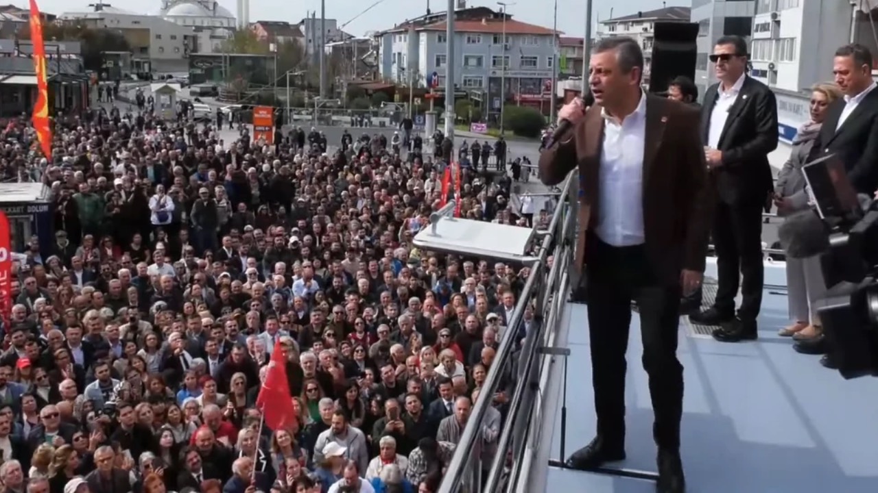 CHP Genel Başkanı Özgür Özel, İstanbul Adliyesi'nde konuştu: 'Yolsuzluk dediler geri tepti, şimdi de casusluk diyorlar'