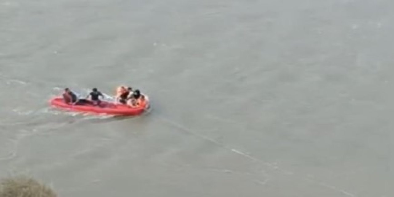 Elazığ’da baraj kapakları açıldı: 4 kişilik aile nehrin ortasında mahsur kaldı