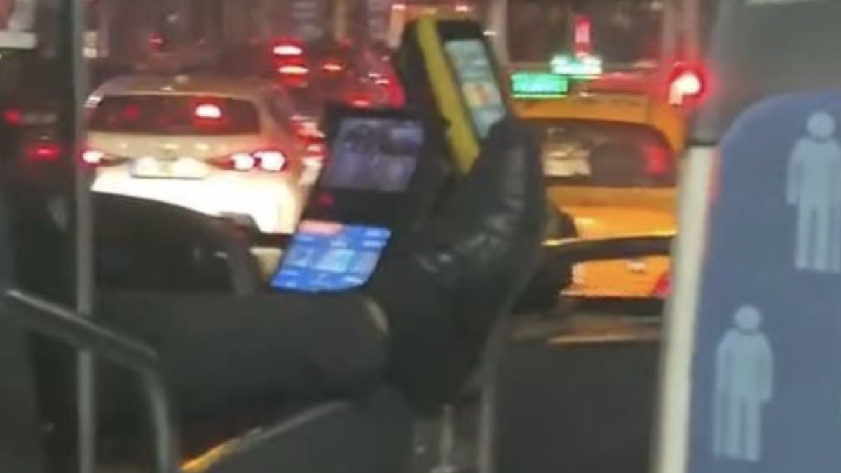 İETT şoföründen akıl almaz olay: Ayağını uzatarak araç kullandı