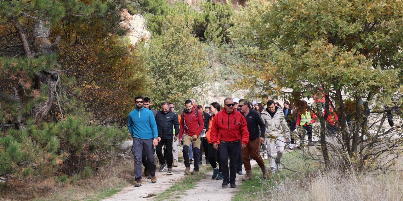 Eskişehir'de doğaseverler Cumhuriyet için yürüdü