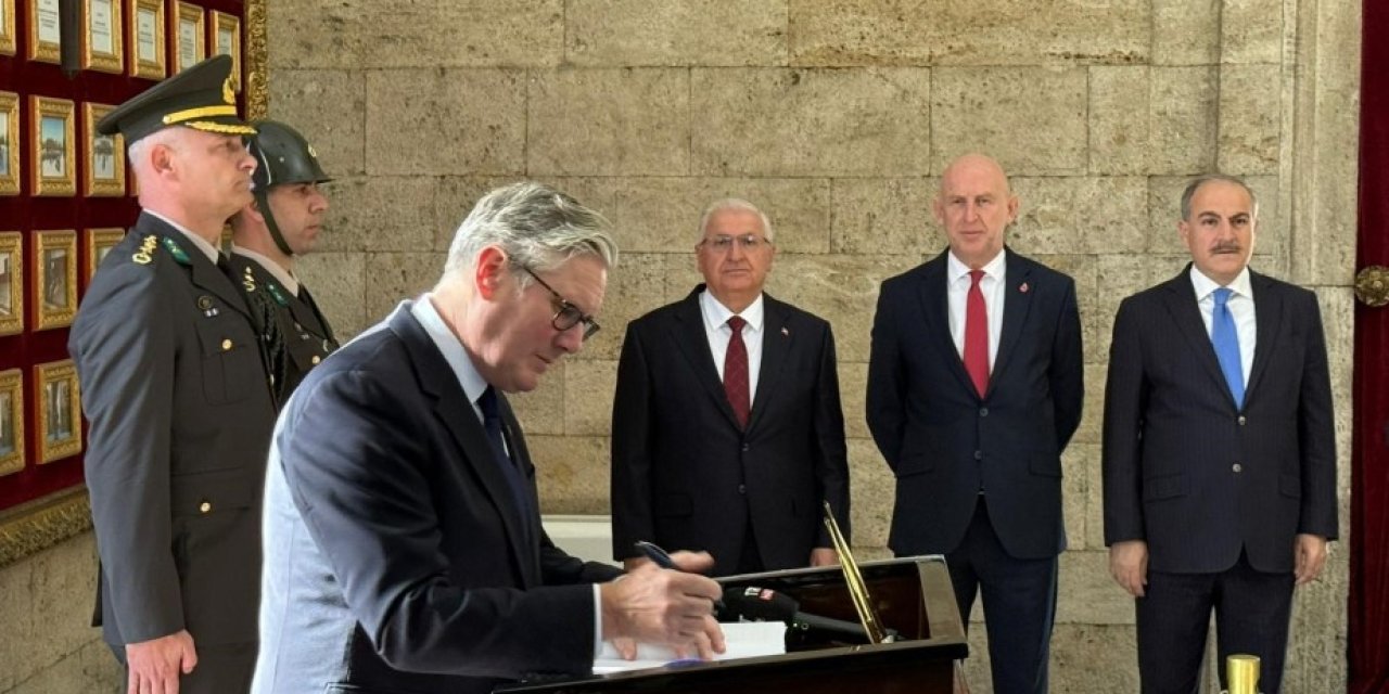 Starmer’dan Anıtkabir’e anlamlı ziyaret: Atatürk’e saygılarımı sunmak onurdur
