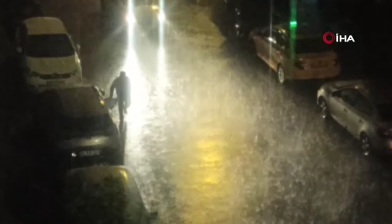 İstanbul'da beklenen sağanak başladı! Şimşekler gökyüzünü aydınlattı