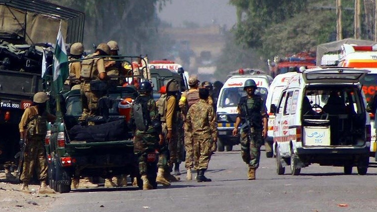 Pakistan'da bombalı saldırı: 2 polis öldü, 1 polis yaralandı