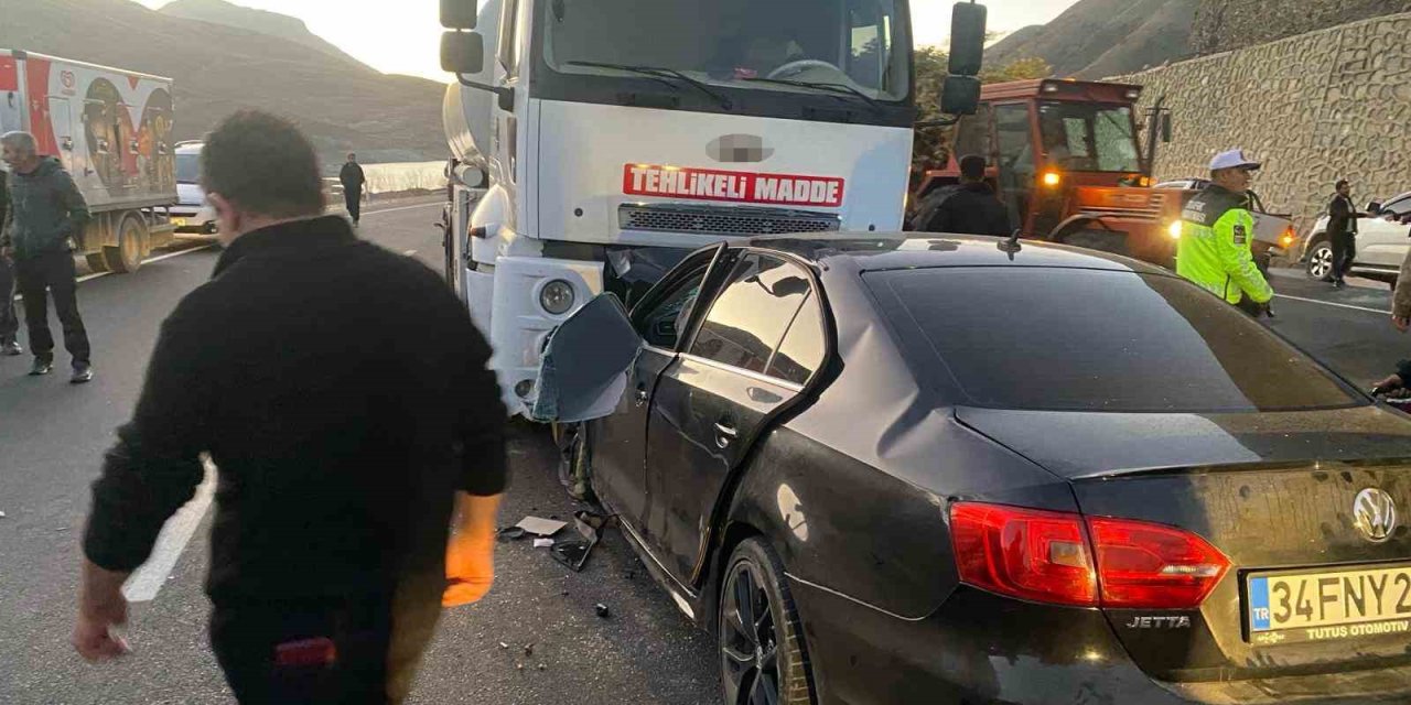 Otomobil tankere çarptı: 3 ölü 4 yaralı