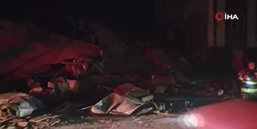 Balıkesir'de deprem: Bir bina yıkıldı