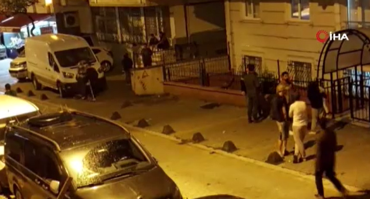 Depremi İstanbul'da hissedenler sokağa çıktı! İlk görüntüler geldi