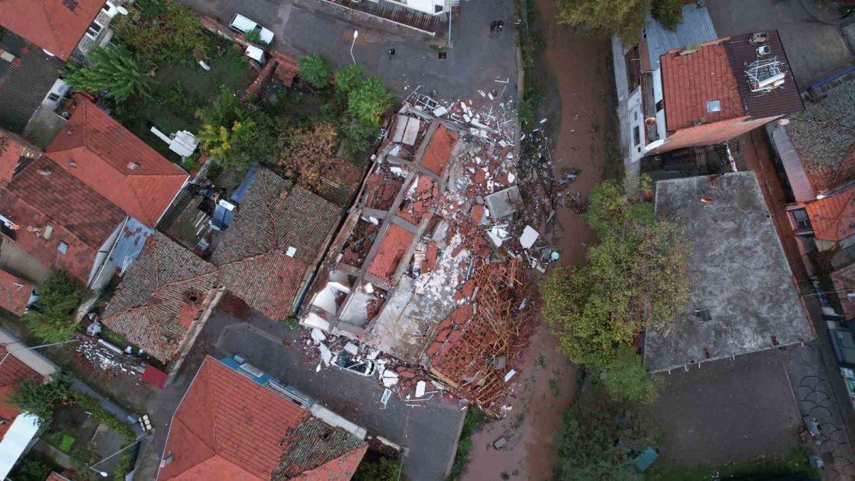 Balıkesir'de 6.1'lik deprem: Yıkım gün ağarınca böyle görüntülendi