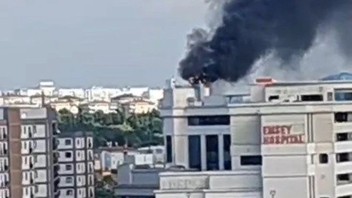 Pendik'te hastane çatısında yangın çıktı