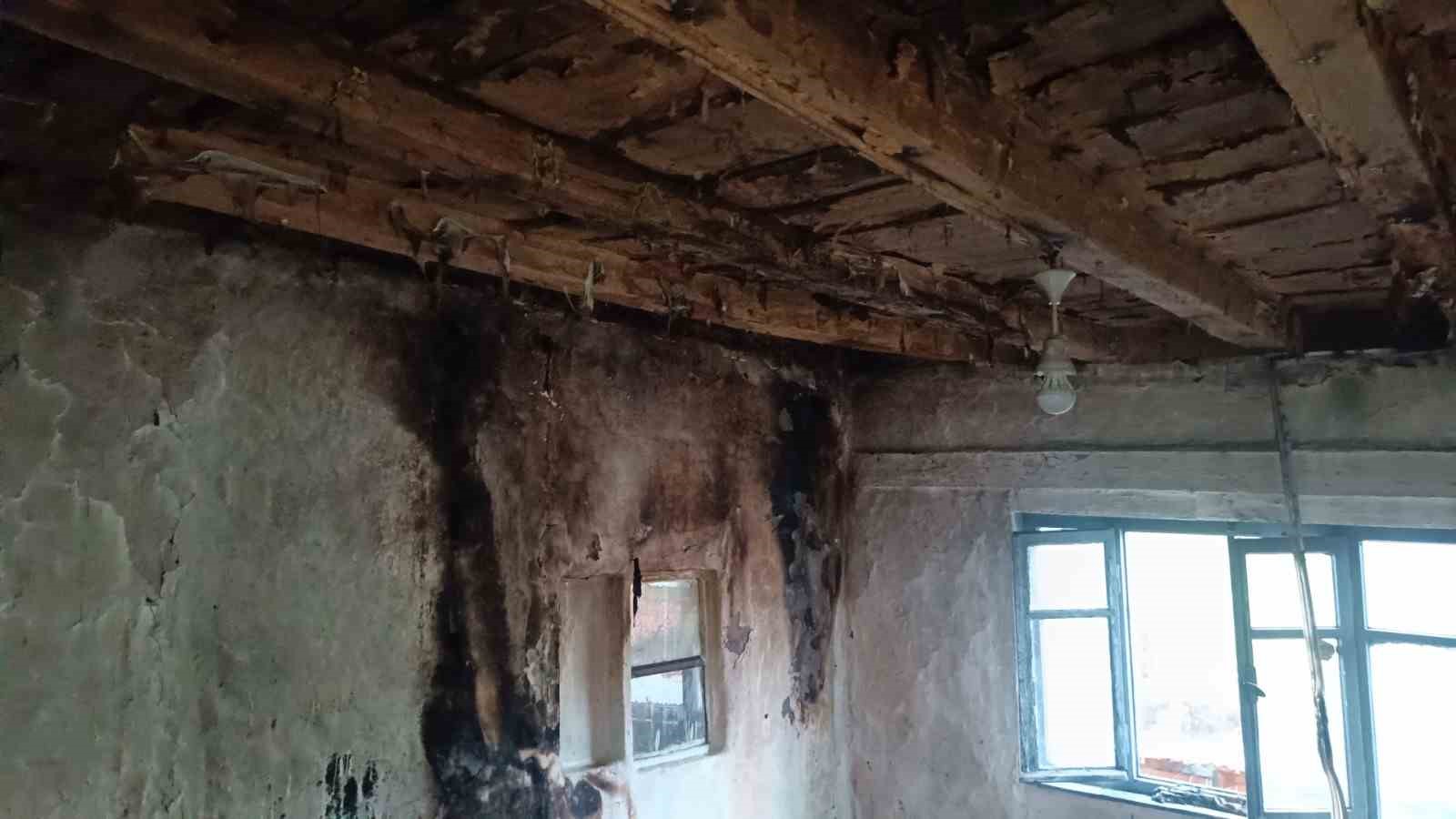 Bilecik'te eve yıldırım düştü