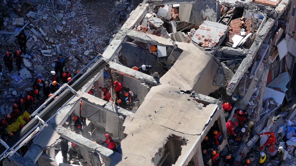 Gebze'de çöken binadan büyük abla Dilara sağ kurtarıldı: 2 kişinin cansız bedenine ulaşıldı