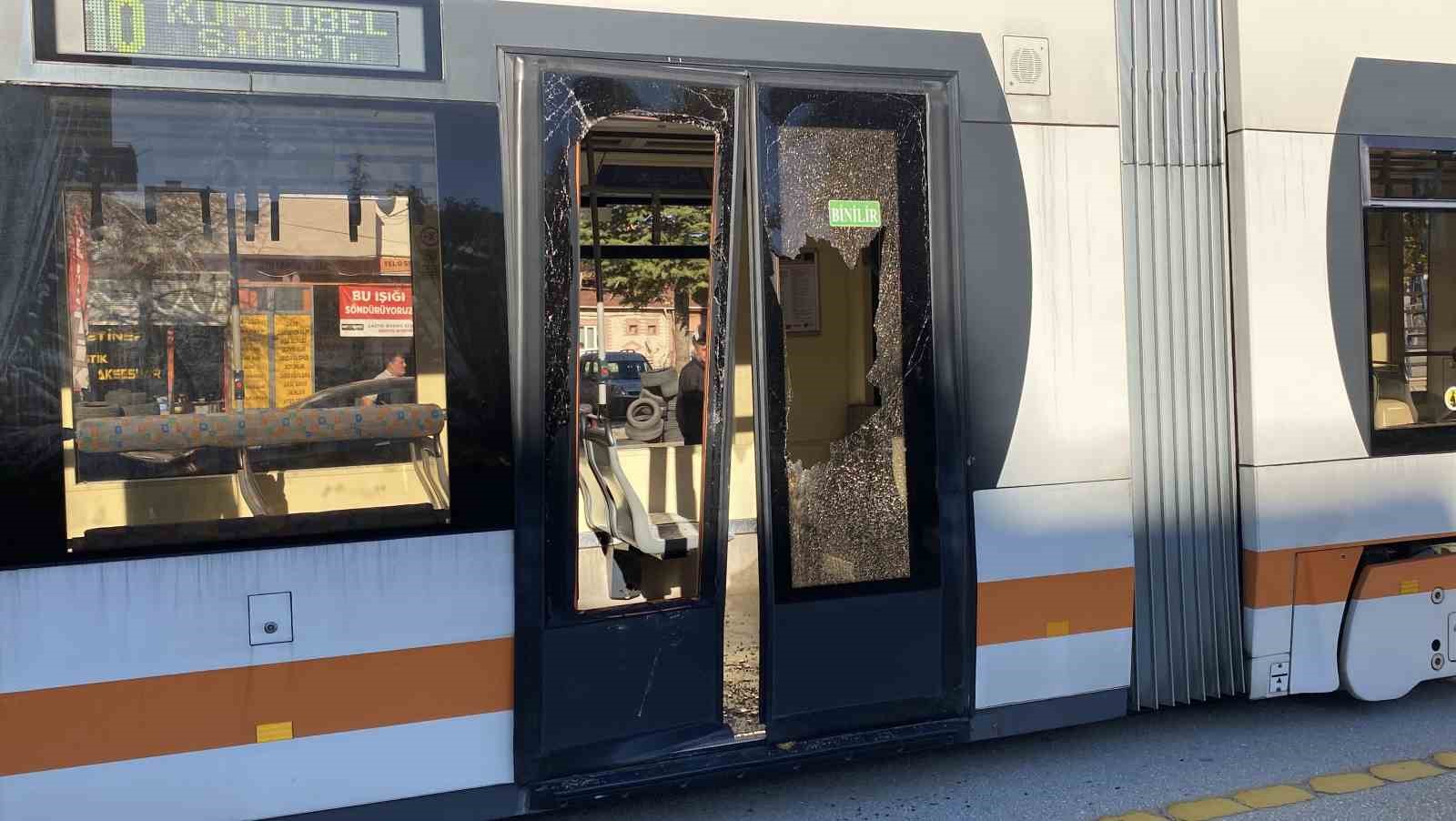 Eskişehir'de tramvay servis kapısına çarptı