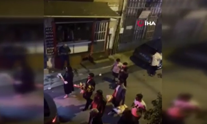 Kız meresimi kabusa döndü! Apartman alev aldı