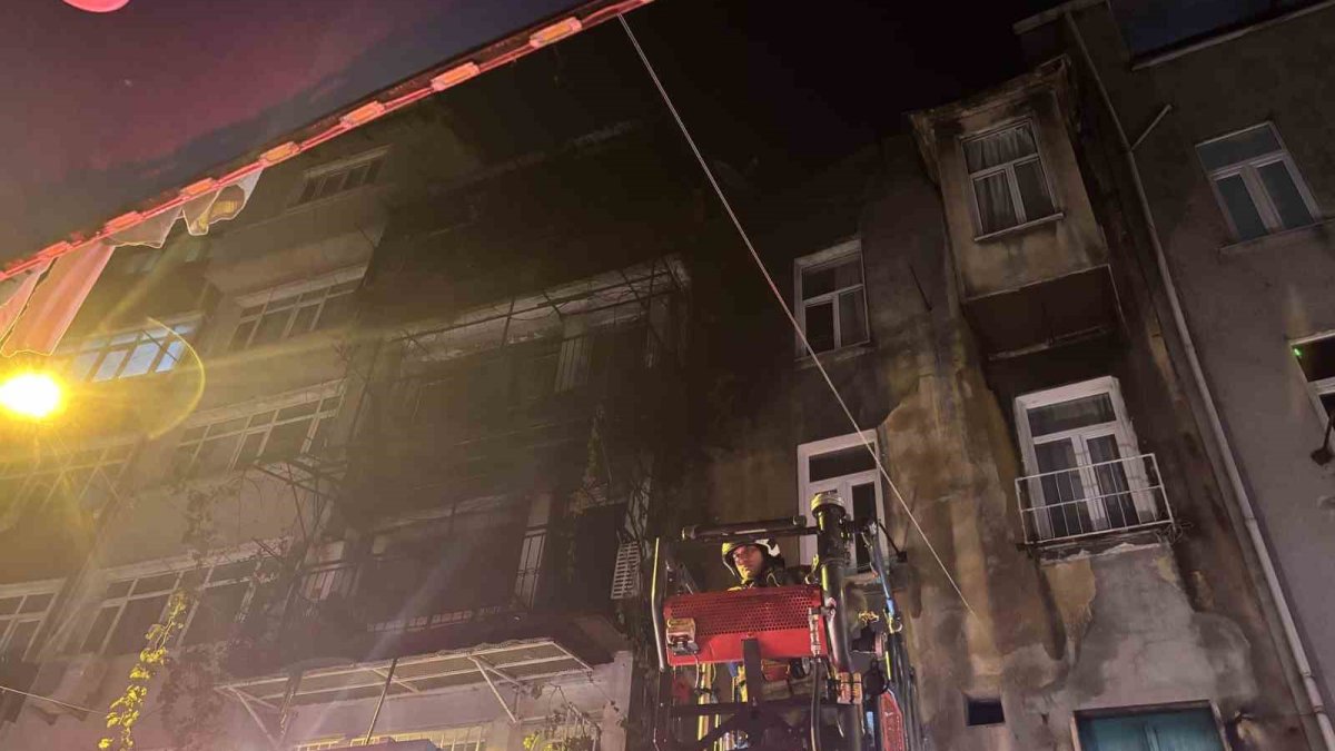 Beyoğlu’nda kız isteme töreninde facia: Havai fişek evi yaktı, 8 kişi hastanelik oldu