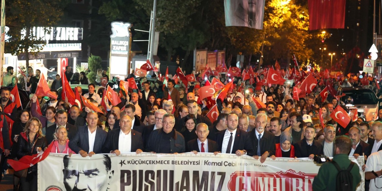Küçükçekmece’de yüzler cumhuriyet için yürüdü