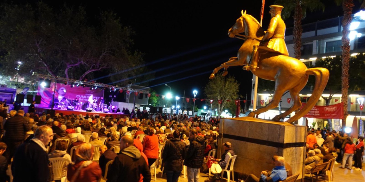 “Cumhuriyet Her Yerde” etkinlikleri İzmir’in dört bir yanında kutlandı