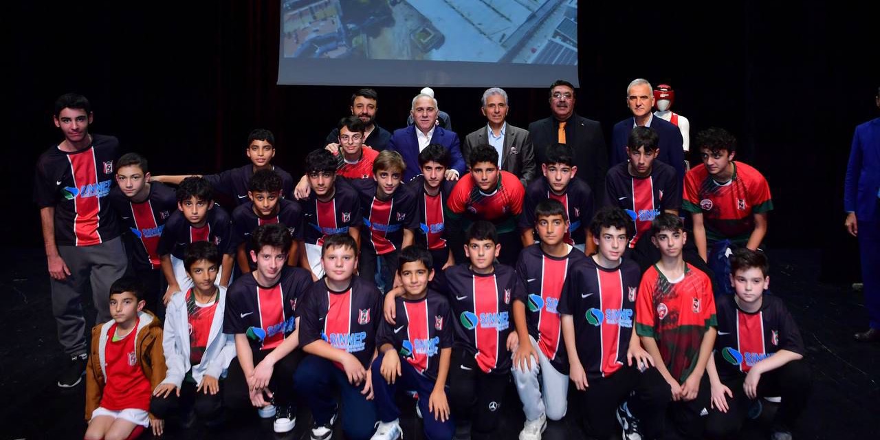 Genç sporculara Fatih Belediyesi’nden malzeme ve destek