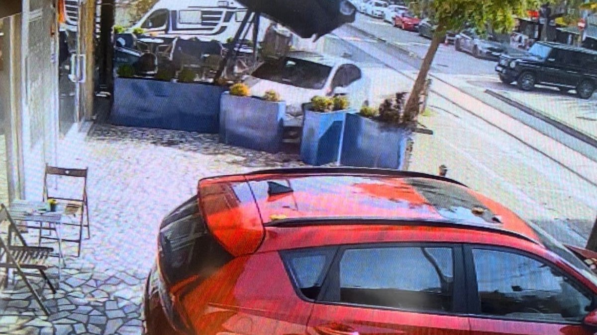 15 milyonluk cipe çarpmamak için manevra yaptı: Otomobil tatlıcı dükkanına daldı