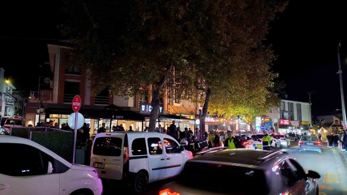 Derbi öncesi birbirine girdiler: Mahalle savaş alanına döndü, 5 yaralı