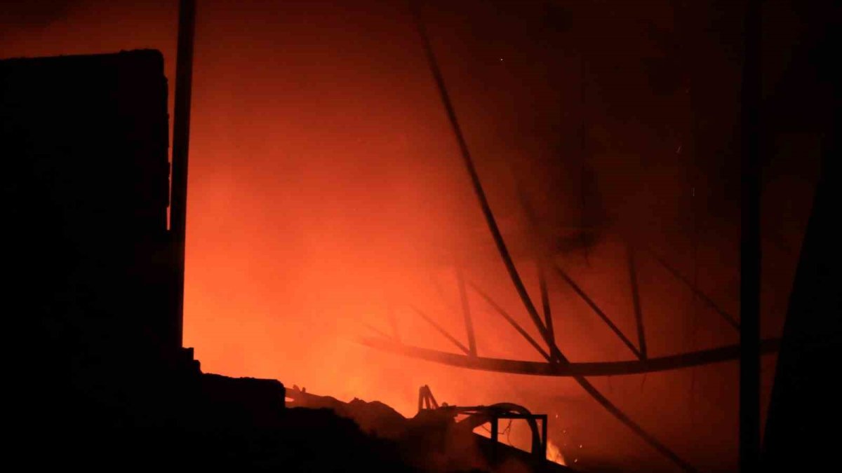 Antalya'da fabrika yangını: Cayır cayır yandı