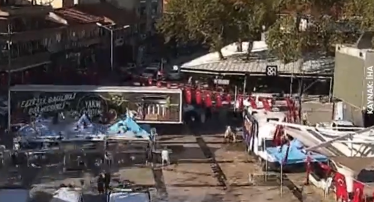 Balıkesir Sındırgı’daki 4.9’luk deprem anı kameralara böyle yansıdı