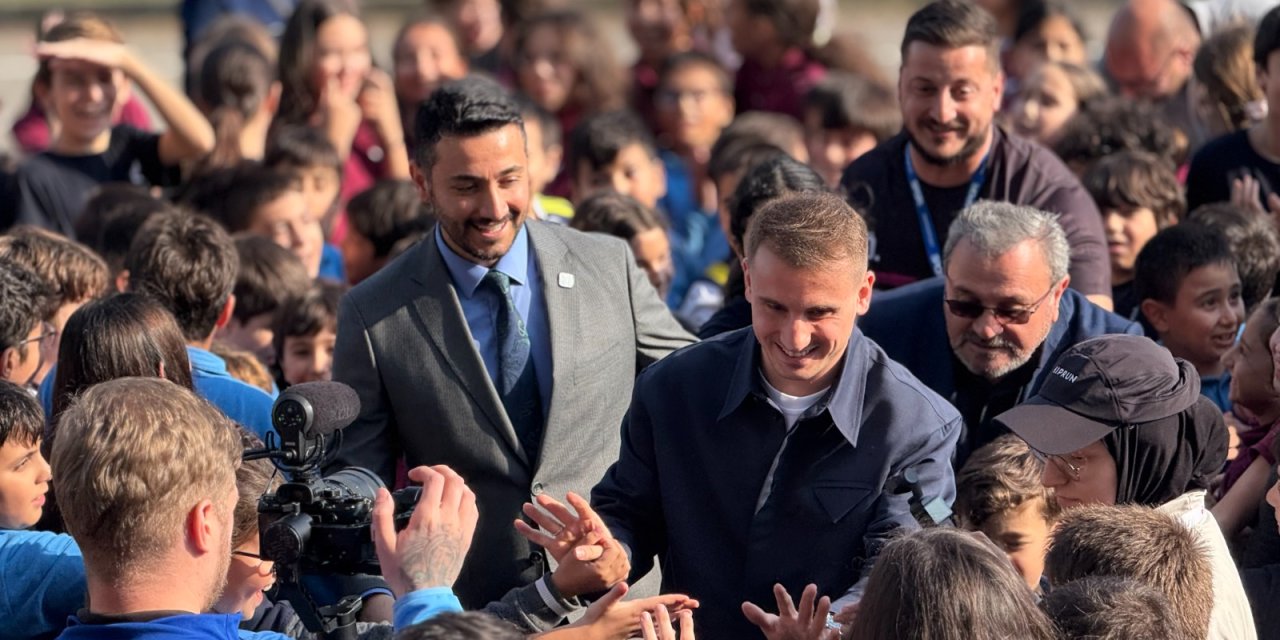Kerem Aktürkoğlu ilkokul öğrencisinin vaadini yerine getirdi
