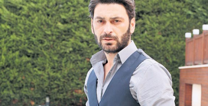 Uzak Şehir’in yıldızı Ozan Akbaba’ya 'Yılın Erkeği' ödülü