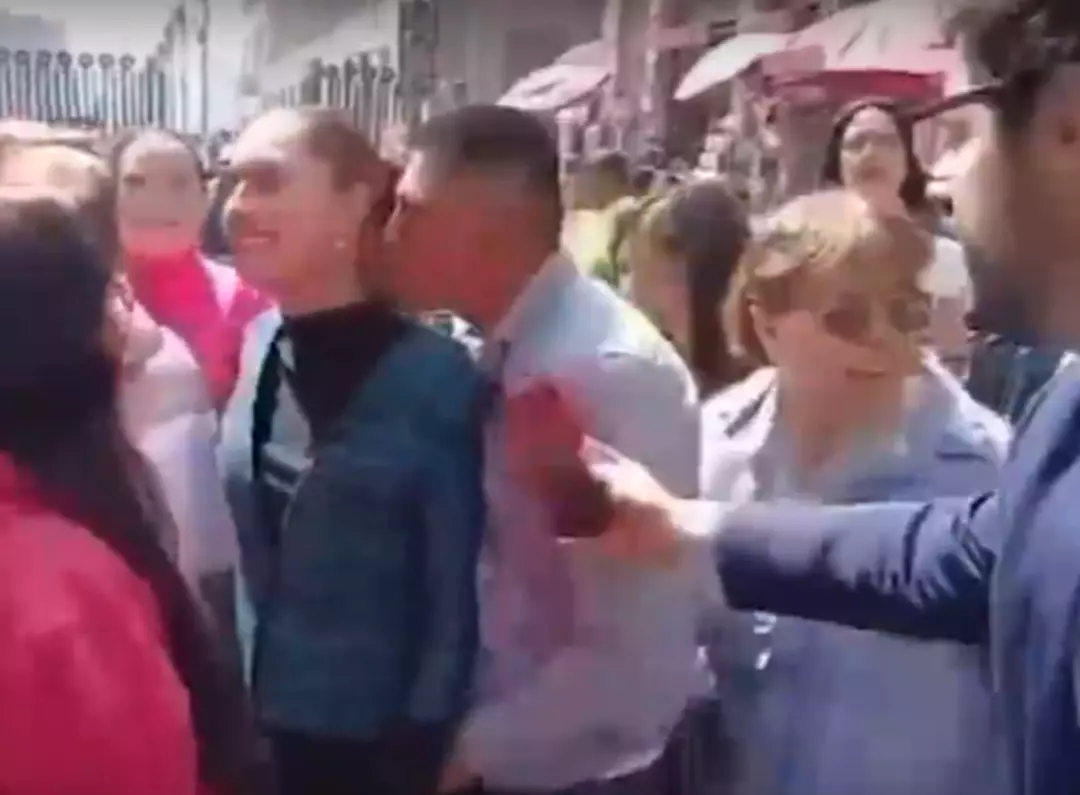 Kadın devlet başkanına şok taciz! Beline sarılıp öptü