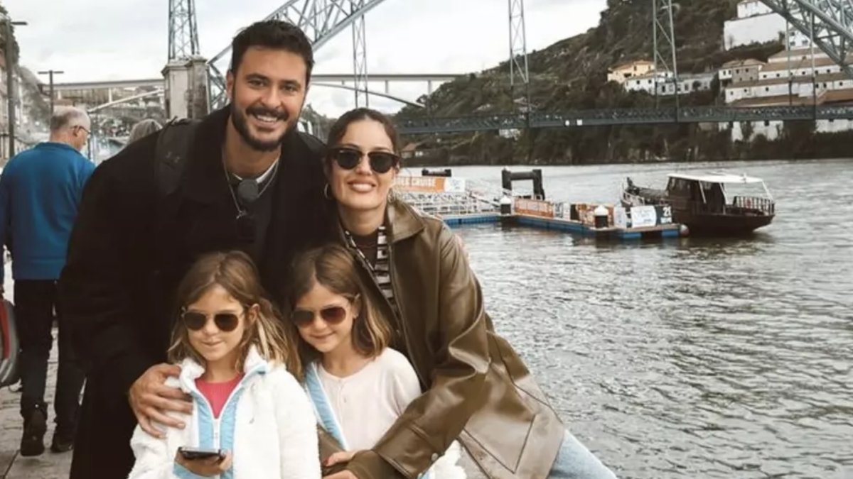 Anıl Altan ve Pelin Akil, kızlarıyla Porto tatilinde