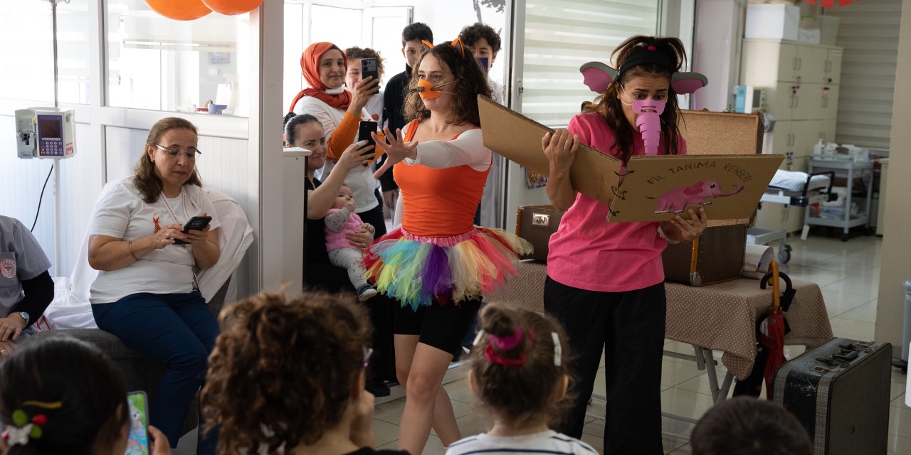 İzmir Şehir Tiyatroları’ndan “Sanat İyileştirir” projesiyle miniklere moral