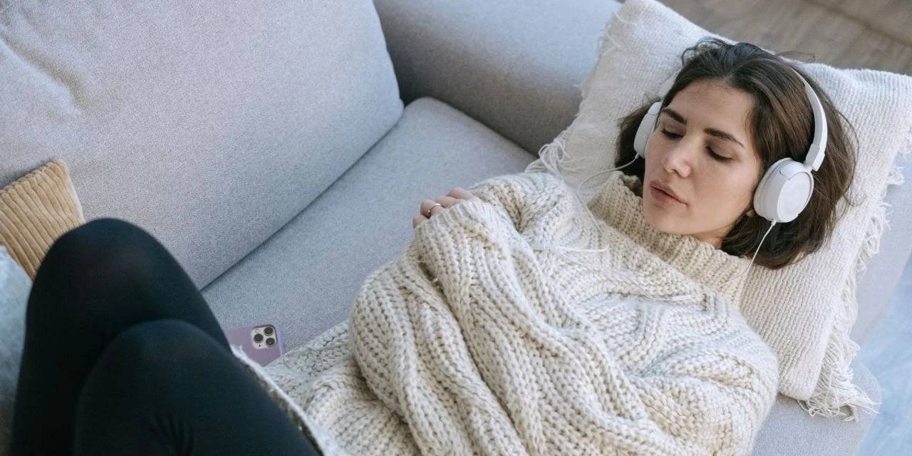 Nörolog uyardı: Kulaklıkla uyumanın demans riski artırdığı belirlendi