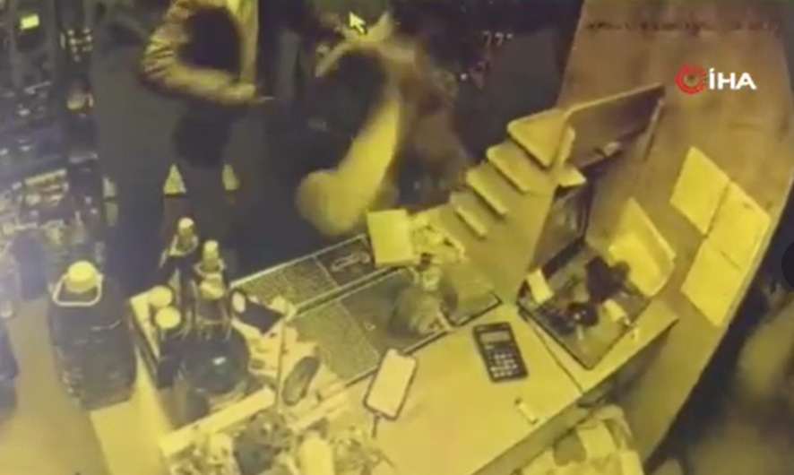 Tekirdağ’da tekel büfesine sopalı saldırı: Dehşet görüntüler ortaya çıktı