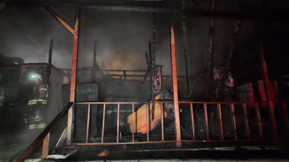 Şömineden çıkan yangın restoranı küle çevirdi